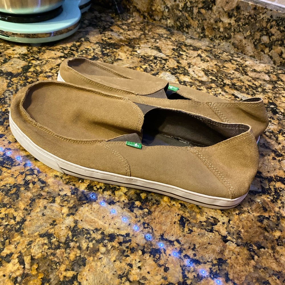 Sanuk pick pocket